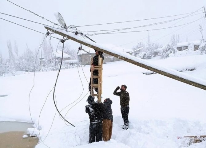 Yoğun Tipiye Rağmen Elektrik Hatları Onarılıyor