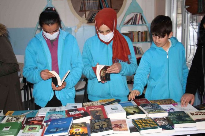 ‘Gezici Kütüphane’ Çocukları Kitapla Buluşturuyor