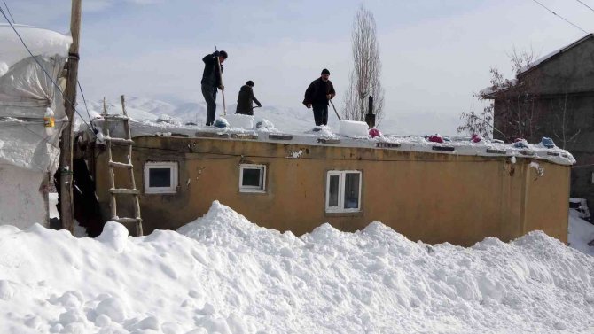 Yüksekova’da Evler Kara Gömüldü