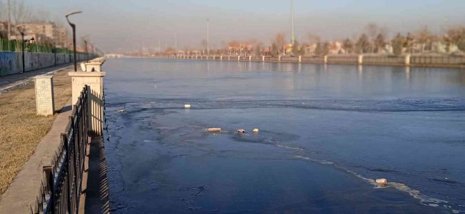 Afyonkarahisar’ın Simgesi Akarçay Buz Tuttu