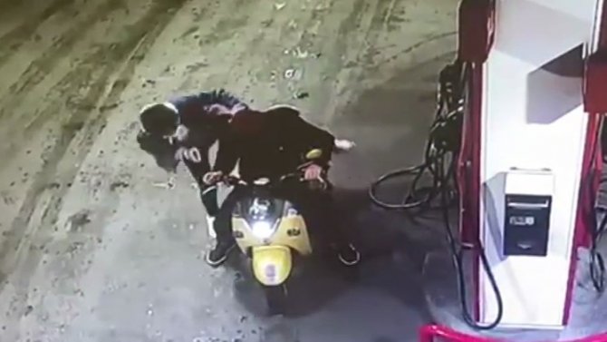 Çaldıkları Motosiklete Yakıt Aldılar, Yakayı Ele Verdiler
