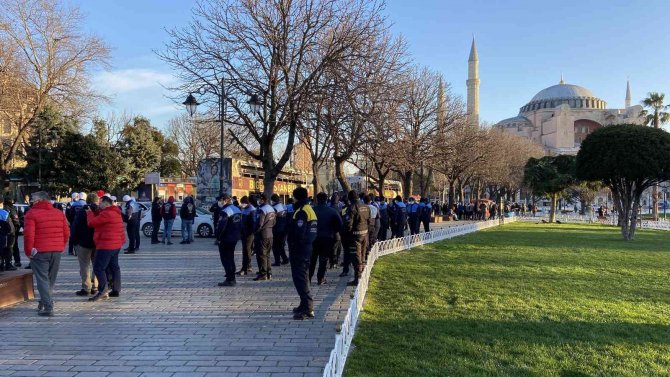 İ̇bb, Turistik Şehir Turu Yapan Otobüs Firmasının Araçlarını Kaldırmak İsteyince Arbede Yaşandı