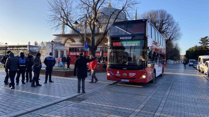 İ̇bb, Turistik Şehir Turu Yapan Otobüs Firmasının Araçlarını Kaldırmak İsteyince Arbede Yaşandı