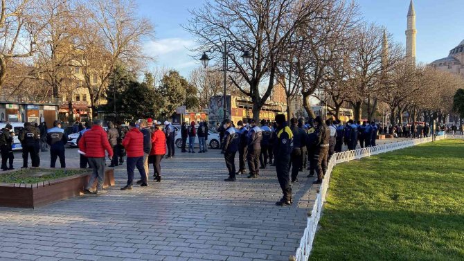 İ̇bb, Turistik Şehir Turu Yapan Otobüs Firmasının Araçlarını Kaldırmak İsteyince Arbede Yaşandı