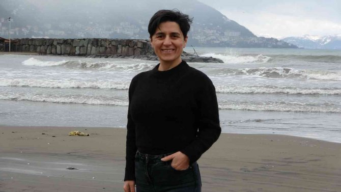 İ̇ngiltere’de Yaşayan Sağlıkçı, Sağlık İçin Karadeniz’de Kış Ortasında Denize Girdi