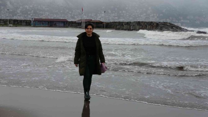 İ̇ngiltere’de Yaşayan Sağlıkçı, Sağlık İçin Karadeniz’de Kış Ortasında Denize Girdi