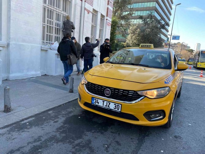 Direksiyondayken Telefona Bakan 2 Taksici Cezadan Kurtulamadı