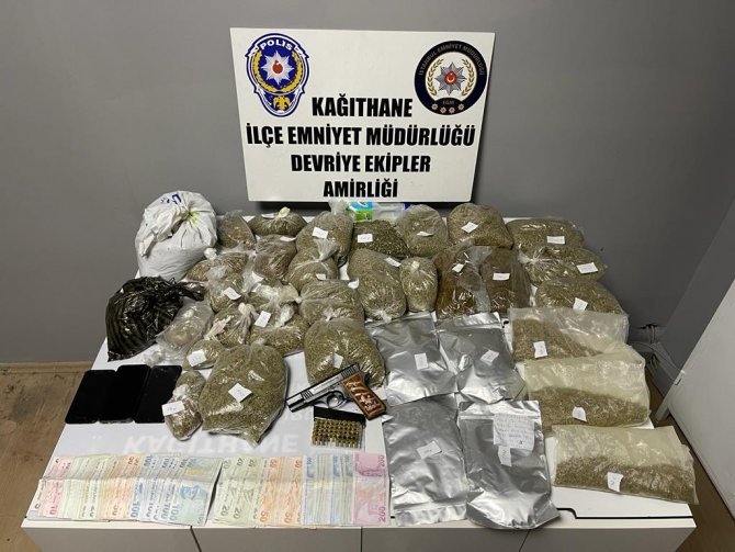 İ̇stanbul’da Aile Boyu Uyuşturucu Ticareti: Kağıthane Polisi Merdivenin İçinde 7.5 Kilogram Marihuana Yakaladı
