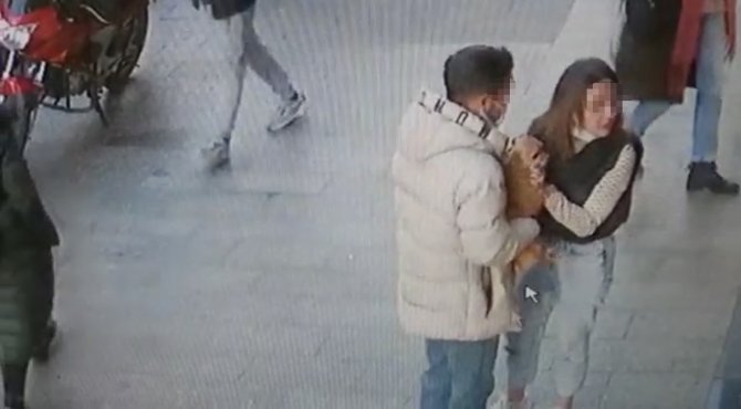 İ̇stanbul’da İlginç Köpek Hırsızlığı Kamerada: Sevgili Çift “Badem’i” Severek Çaldı