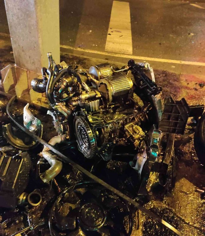 İ̇stanbul’da Feci Kaza Kamerada: Motor Tamamen Koptu, 1’i Ağır 4 Yaralı