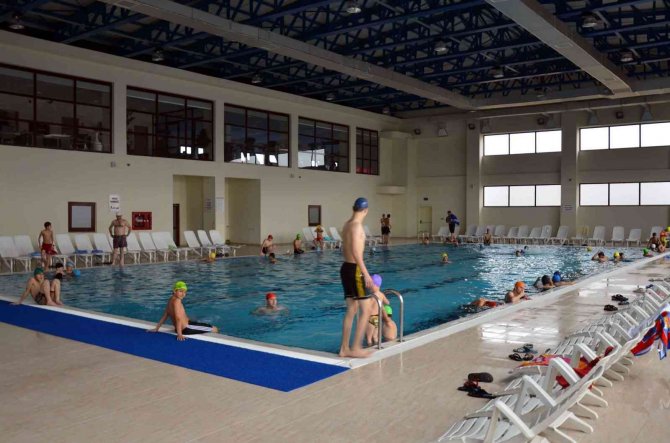 Öğretmen Başkan’dan Öğrencilere Karne Sürprizi