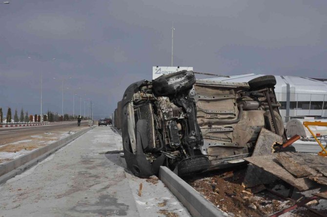 Karaman’da Yola Çıkan Köpek Kazaya Neden Oldu: 1 Yaralı