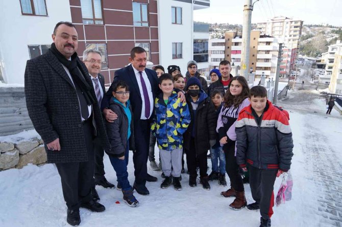 İ̇ş Makinesinin Önünü Kesen Çocuklara Belediye Başkanından Kayak Merkezine Götürme Sözü