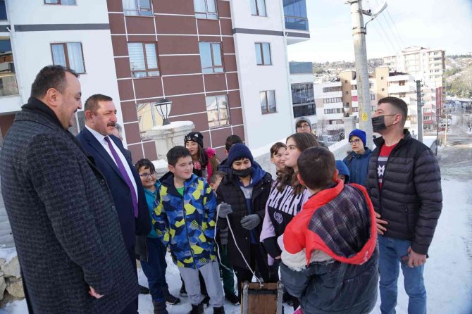 İ̇ş Makinesinin Önünü Kesen Çocuklara Belediye Başkanından Kayak Merkezine Götürme Sözü