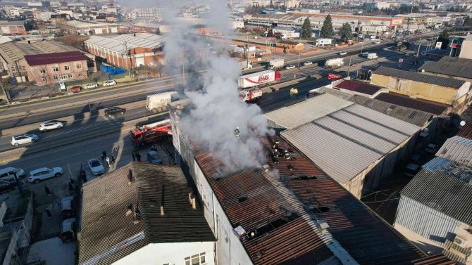 Pişmaniye İmalathanesinin Üst Katında Yangın Çıktı