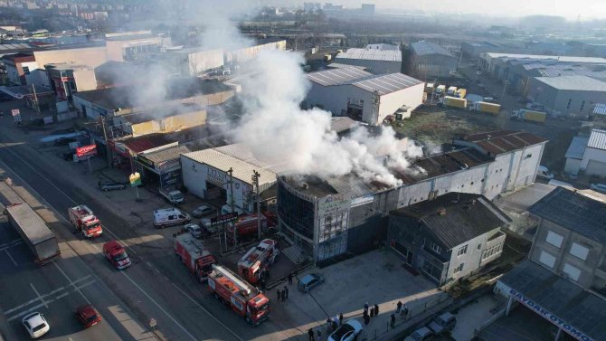 Pişmaniye İmalathanesinin Üst Katında Yangın Çıktı