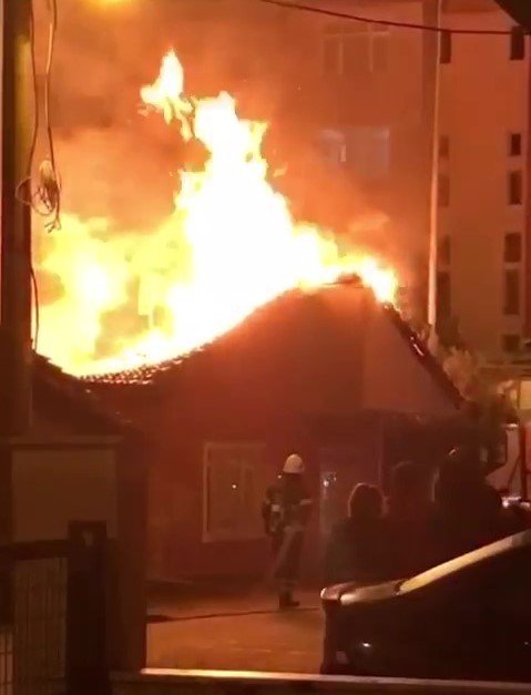 Evin Çatısı Alev Alev Yandı
