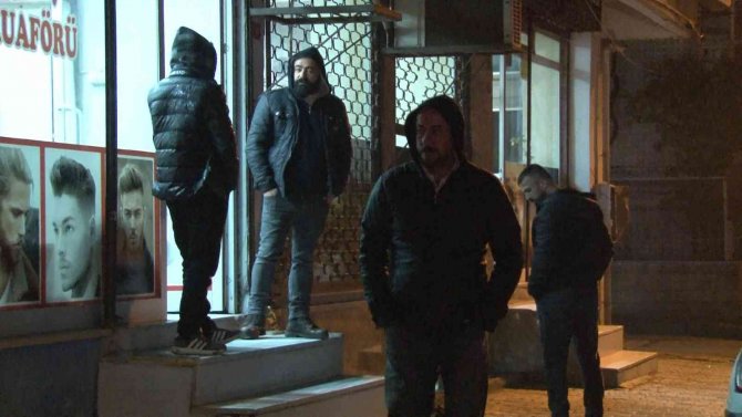 Küçükçekmece’de Kahvehaneye Silahlı Saldırı: 2 Yaralı