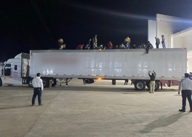 Meksika’da Tır Dorsesinden 359 Göçmen Çıktı