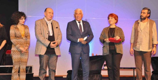 Büyükşehir Belediyesi Şehir Tiyatrosu, ‘Matruşka’yı Kıbrıslılar İçin Sahneledi
