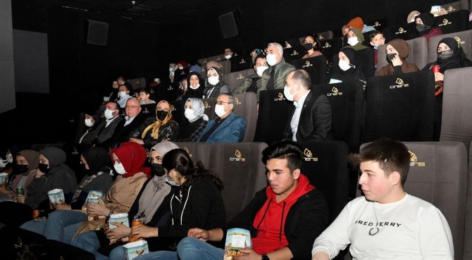 Vali Su, ‘Kesişme, İ̇yi Ki Varsın Eren’ Filmini İ̇zledi