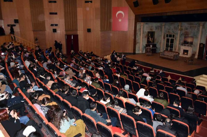 Tarsus Şehir Tiyatrosu, ’Çehov Vodvil’ Oyunuyla Aksaraylı İzleyicilerle Buluştu