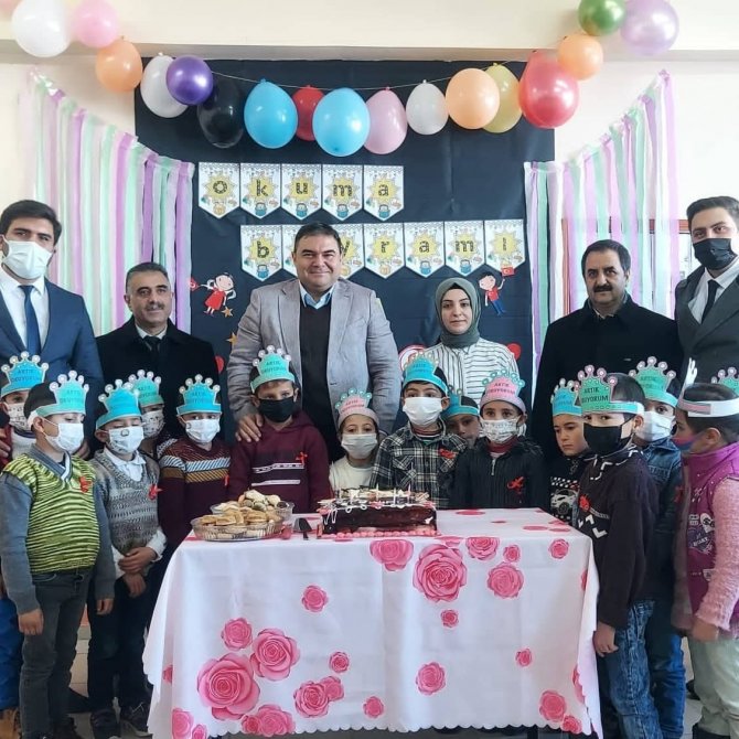 Minik Öğrencilerin Okuma Bayramı Sevinci