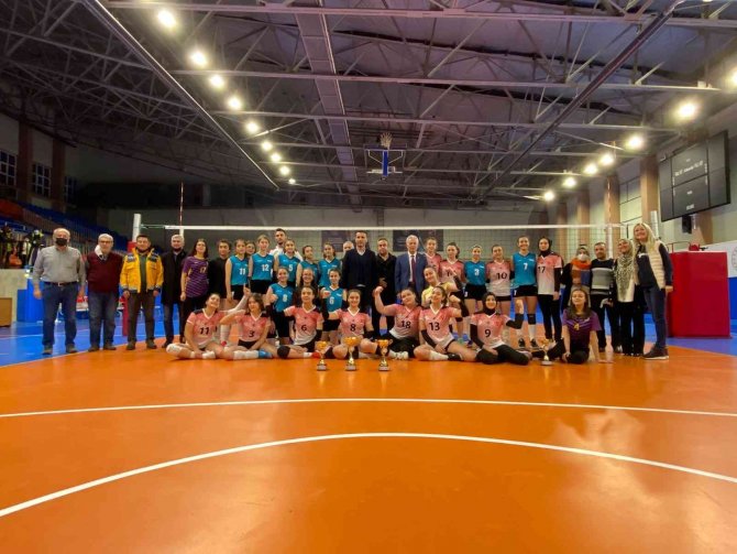 Genç Kızlar Voleybol Takımı Nevşehir İ̇l Birincisi Oldu