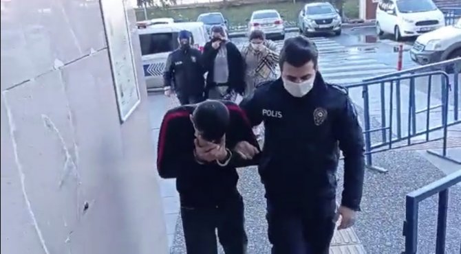 İ̇stanbul’da Aile Boyu Uyuşturucu Ticareti: Kağıthane Polisi Merdivenin İçinde 7.5 Kilogram Marihuana Yakaladı