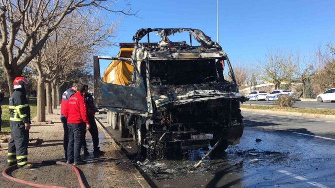Şanlıurfa’da Seyir Halindeki Tır Alev Alev Yandı