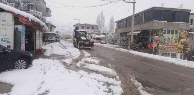 Şenoba Belediyesi Yol Temizleme Ve Tuzlama Çalışmalarına Devam Ediyor
