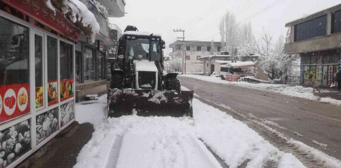Şenoba Belediyesi Yol Temizleme Ve Tuzlama Çalışmalarına Devam Ediyor