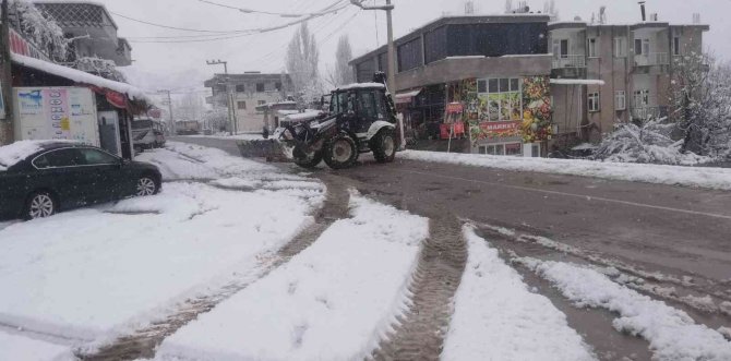 Şenoba Belediyesi Yol Temizleme Ve Tuzlama Çalışmalarına Devam Ediyor