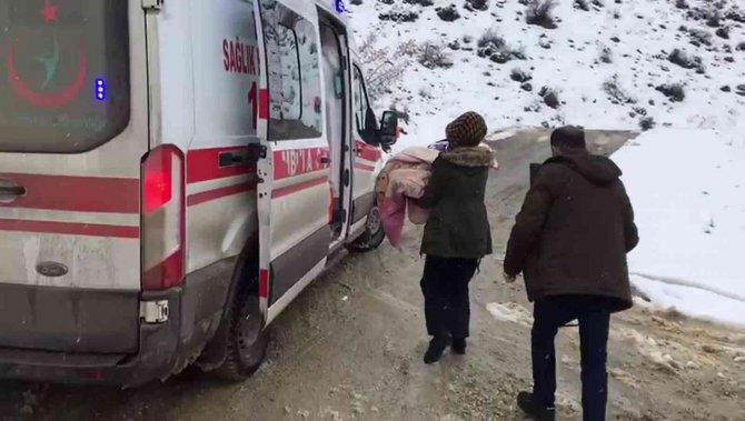 Siirt’te Karla Kaplı Yollarda Ekipler, 8 Aylık Bebek İçin Seferber Oldu