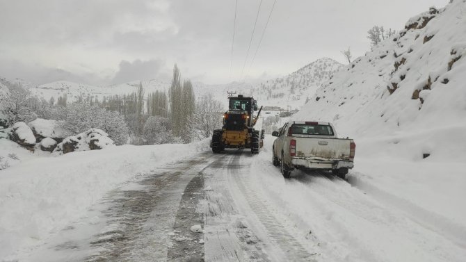 Güneydoğu’da Kar Esareti Sürüyor, Kar Kalınlığı Yer Yer 2 Metreyi Buldu