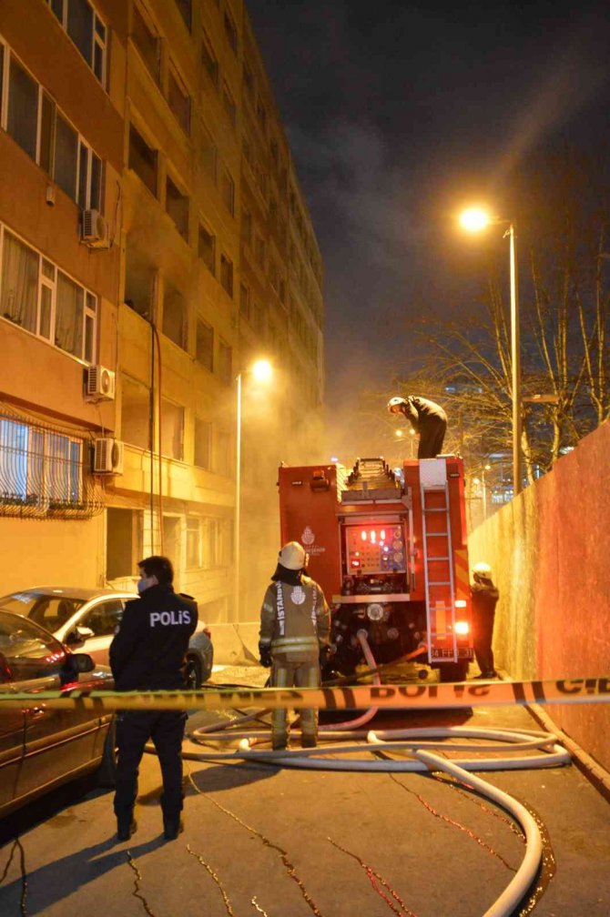 Şişli’de Kullanılmayan Binada Çıkan Yangın Vatandaşı Sokağa Döktü