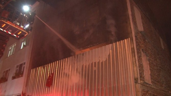 Şişli’de Evsizlerin Kaldığı Metruk Bina Alev Alev Yandı