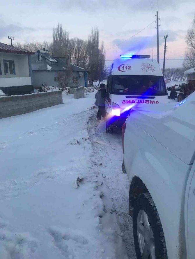 104 Köy Yolunda Ulaşım Sağlanamıyor, Vakaya Giden Ambulans Da Yolda Kaldı