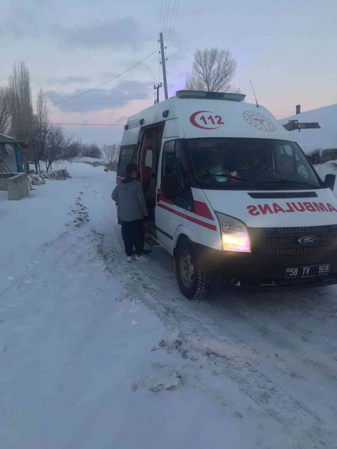 104 Köy Yolunda Ulaşım Sağlanamıyor, Vakaya Giden Ambulans Da Yolda Kaldı