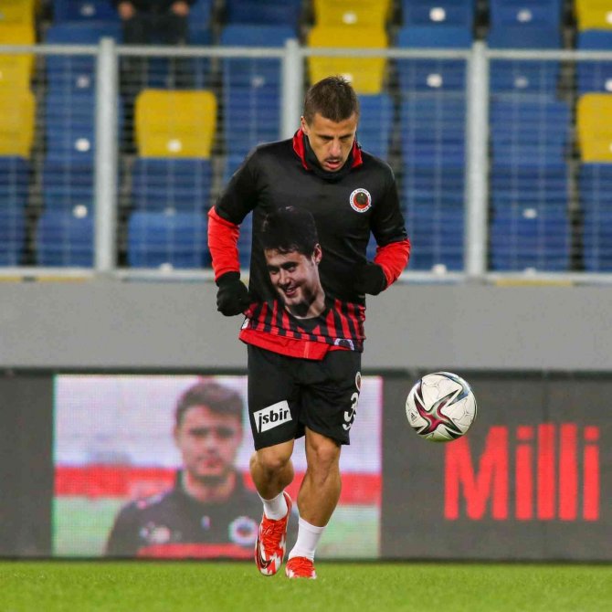 Gençlerbirliği - Adanaspor Karşılaşmasında Hayatını Yitiren Futbolcu Ahmet Çalık Unutulmadı