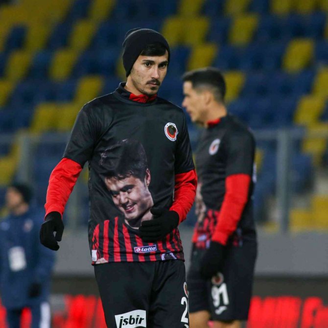 Gençlerbirliği - Adanaspor Karşılaşmasında Hayatını Yitiren Futbolcu Ahmet Çalık Unutulmadı