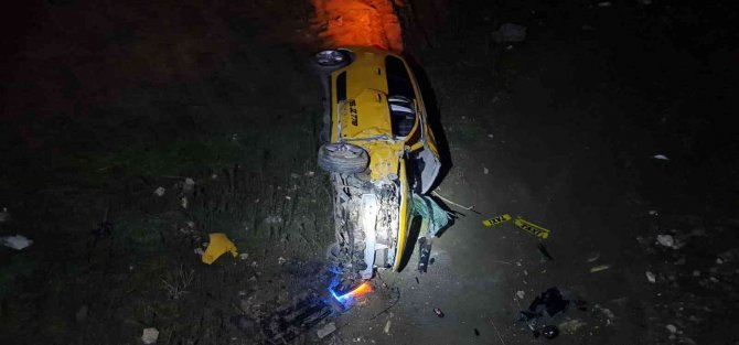 Tire’de Taksi Uçuruma Yuvarlandı: 3 Yaralı