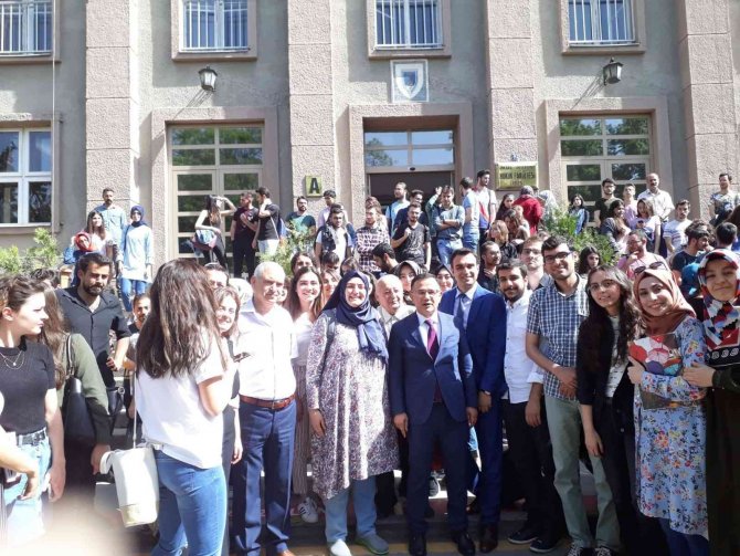 Türkiye’nin En Yaşlı Üniversite Öğrencisi Hukuk Fakültesinden Mezun Olarak Cübbe Giymeyi Bekliyor