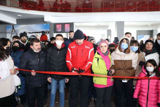 Vali Ayhan Öğrencilerle Birlikte Halay Çekti