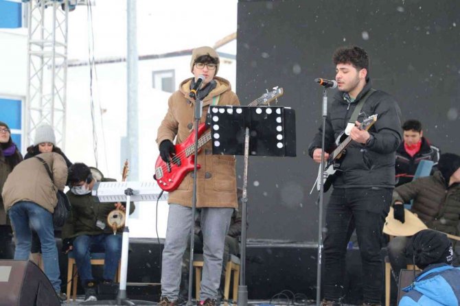 Vali Ayhan Öğrencilerle Birlikte Halay Çekti