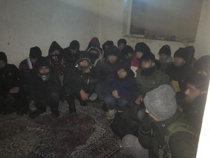 Çamaşır Makinesinin Arkasına Saklanan Göçmen Böyle Yakalandı