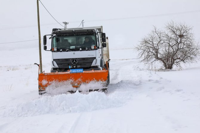 Başkale’de 49 Yerleşim Yerinin Yolu Ulaşıma Kapandı