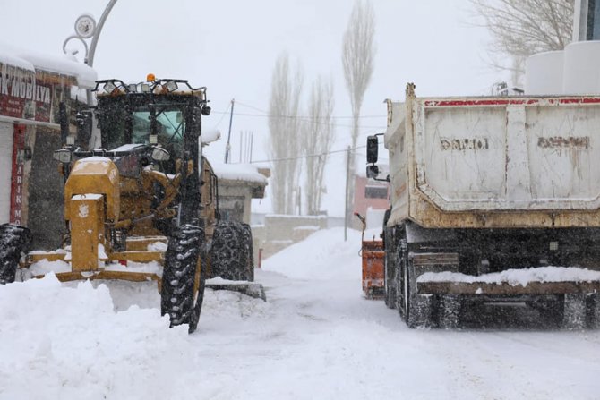 Başkale’de 49 Yerleşim Yerinin Yolu Ulaşıma Kapandı