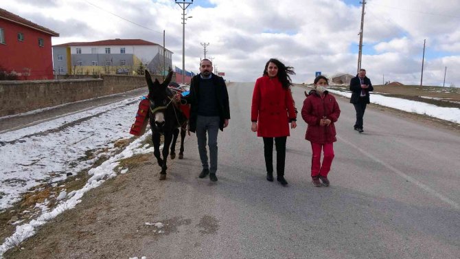 Yozgat’ta Öğretmenler “Eşekli Kütüphane” İle Köy Halkını Kitapla Buluşturuyor