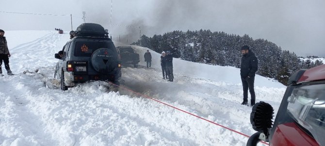 Artvin’de Off-road Tutkunları Karı Eğlenceye Dönüştürdü